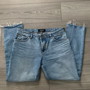 Karve ljusblå girlfriend jeans M - Ljusblå jeans från Karve i girlfriend fit med raka ben och fransiga benslut. 