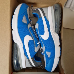 Oanvända Nike Air Max 270 Futura - Helt nya i original låda. Innermått 27 cm. Unik variant som inte går att köpa längre. Skickas spårbart och försäkrat. OBS! Inga byten eller bud under utropspriset, tack. Kvitto finns