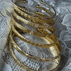 Guld armband bangles set nya  - Säljer alla för 80 kr, helt nya armband 7st material i guldfärgad metall dem är justerbara ✨