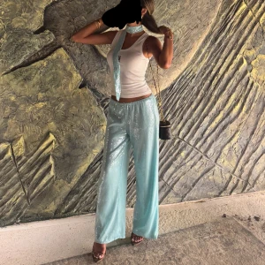 Glittrig byxa med halsduk  - Byxorna och halsduken har justerats av en skräddare 