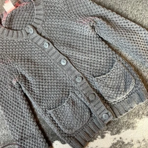 Grå stickad kofta från Monki - Säljer en grå stickad kofta från Monki i storlek XS. Koftan har ett snyggt strukturerat mönster, stora knappar framtill och två praktiska fickor. Perfekt för lager-på-lager och chill vibes. Långärmad och ribbade muddar för extra cozy känsla. Pris kan diskuteras💕💕