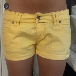 Gula shorts  - Shortsen ser ljusa ut men de är så gula som de är på den första bilden!! Anledning till att jag säljer är för att jag inte blev nöjd men det är mitt fel inte säljarens!!😊 midjemått är 36cm !!