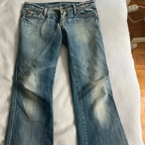 Low waist bootcut jeans  - Säljs för de är för stora tyvärr, annars så snygga jeans!! Kom privat för fler bilder! mått: Midja: 40cm Längd: 106,5 Innersöm: 24,5cm Lår: 25,5 Kom privat för fler bilder