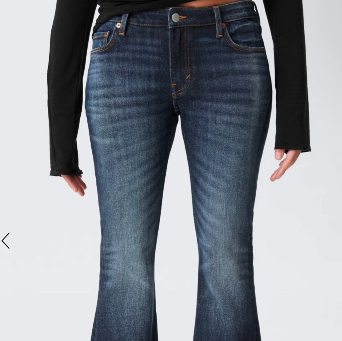 Lågmidjade jeans som är flared - 1