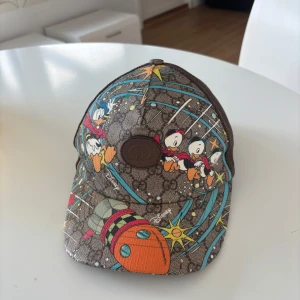  Disney X Gucci keps - Sällsynt gucci keps i princip nyskick! kommer ej med tillbehör men ifall ni har frågor eller funderingar så är det bara fråga på, priset kan även diskuteras