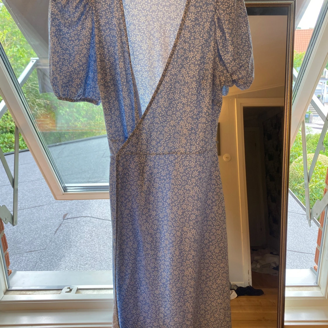 Blå blommig omlottklänning - 2