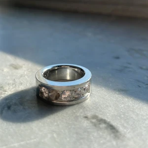 Edblad ring i silver  - Silverring från Edblad, en sten saknas tyvärr därav priset. Annars i fint skick. Vet ej storlek💕