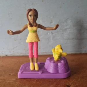Polly pocket McDonalds leksak! - En Polly Pocket karaktär från McDonald's 2009! Kommer med plastfigur + fågel + liten platta som de kan stå på med polly pocket bild på insidan! Precis nyöppnat, har legat i en plastpåse sen 2009. PRIS KAN DISKUTERAS! ✌️⭐️