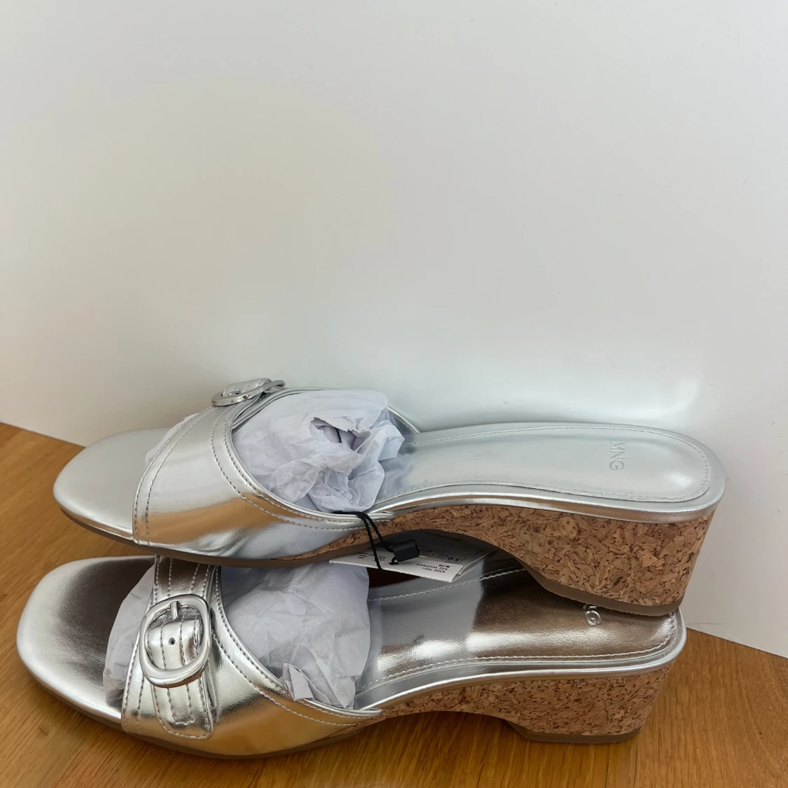 Silvriga sandaler med korkklack från MNG - 2