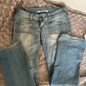 Lågmidjade bootcut jeans  - Snygga lågmidjade bootcut jeans!! Passar tyvärr inte mig 💓