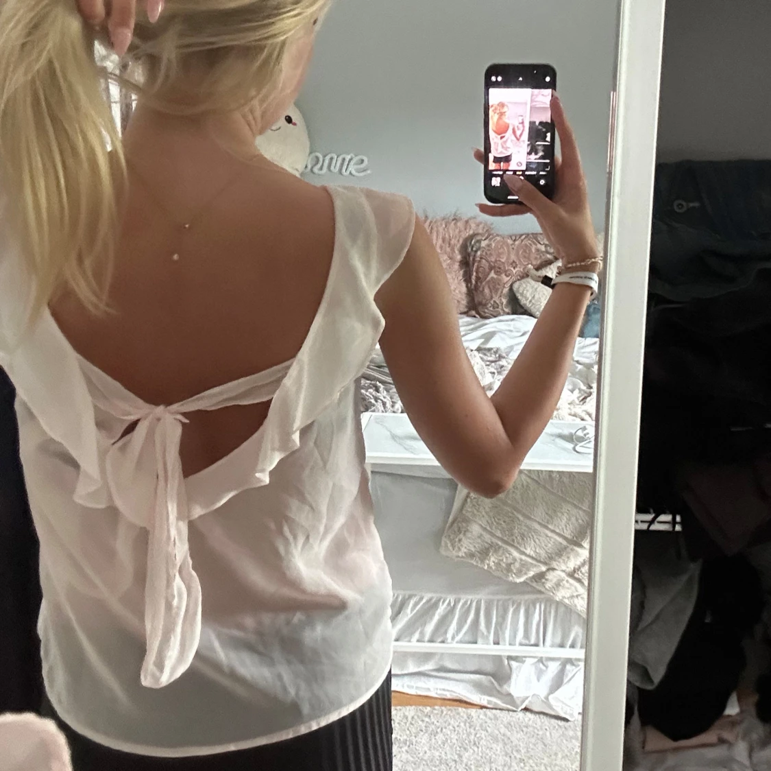 Ljus rosa blus med volang och knyt i ryggen - 1