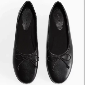 Ballerinaskor - Svarta ballerinaskor från H&M som inte alls var min stil, de är aldrig använda så de är i nyskick. Storlek 38. Köpta för :449kr💓