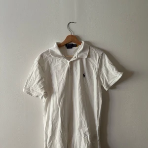 Vit pikétröja från Polo Ralph Lauren - Tja säljer denna riktigt feta Ralph lauren piké tröjan i storleken L till ett riktigt bra pris bara att höra av sig om ni är intresserade 