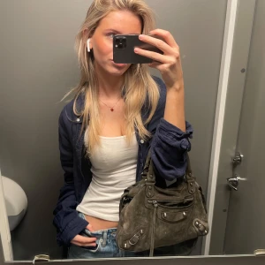 Grön mocka balenciaga väska - En supersnygg & knappt använd väska från balenciaga i grönt mocka. Grymt skick. Dustbag & längre band till väskan ingår.  ( SPEGEL SAKNAS )