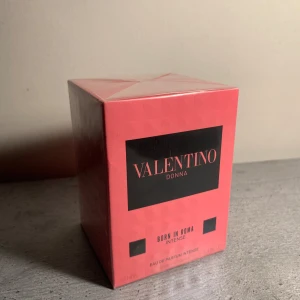 Valentino Born in Roma Intense EDP 100ml – Helt ny & oöppnad - 👋 Hej, säljer en flaska Valentino Born in Roma Intense EDP 100ml. Den är helt ny och oöppnad, kommer i originalförpackning (sealed). Köpt i butik, kan visa kvitto vid behov.  Doften är varm, djup och söt med inslag av vanilj, lavendel och trä. Passar perfekt till kvällar eller speciella tillfällen   Kan frakta om det behövs. Går ner lite i pris vid snabb affär………. 