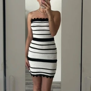 Bandeau klänning - Kort svart vit randig virkad/stickad bandeau klänning. 