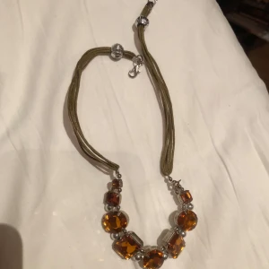 Två unika halsband med pärlor och stenar - Säljer två halsband: Styckpris 150kr, om du köper båda får du dessa vintage halsband för 250kr🩷 Såå himla fina men inte min stil längre!