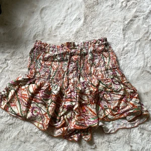 Shorts  - Sköna shorts med fina detaljer på snörena, endast använda fåtal gånger. Fint skick!