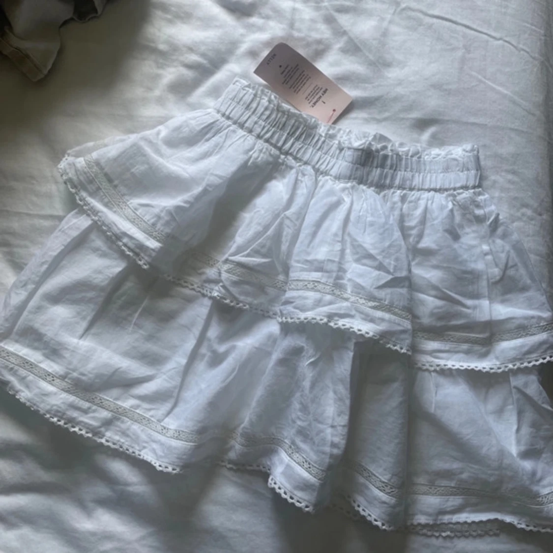 Vit volangkjol med spets från Nelly