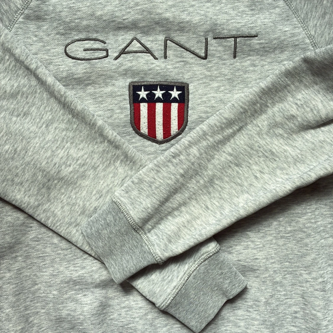 Grå sweatshirt från GANT med tryck - 3