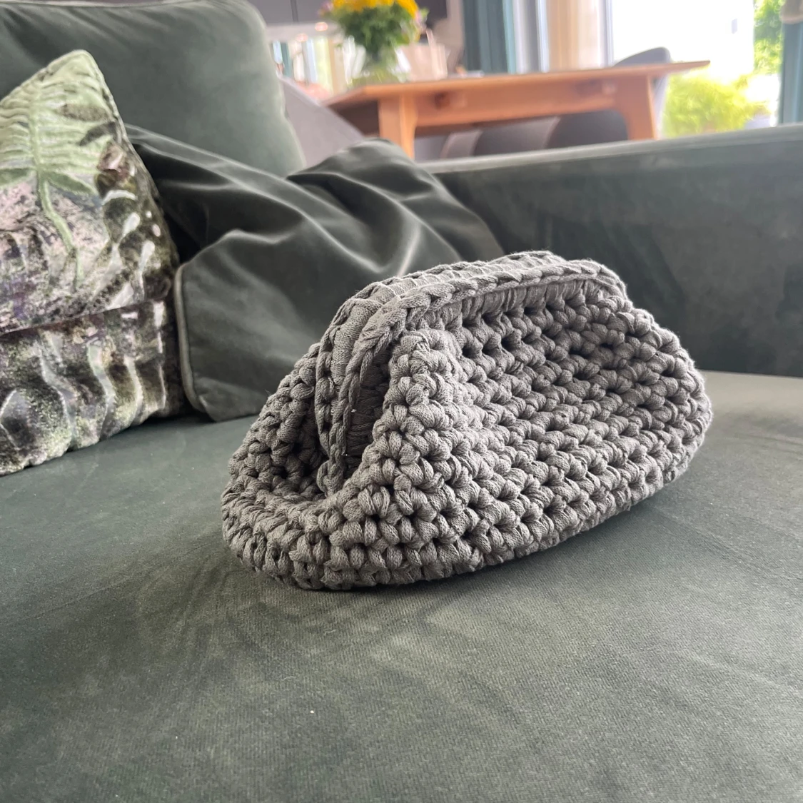 Handgjord stickad clutch 