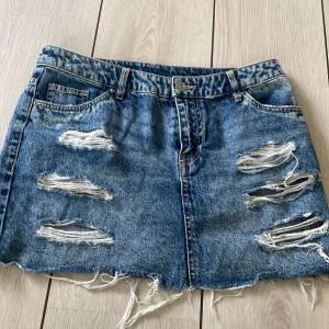 Jeanskjol - Super söt jeans kjol, sällan använd. Passar inte längre🥰 