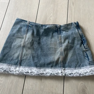 Söt kjol - Jätte fin kort jeans kjol, påsydd spets kant. 🥰