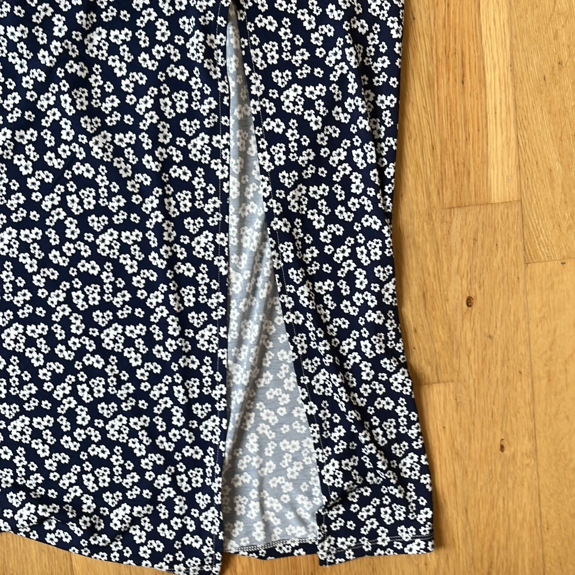 Blommig marinblå sommarklänning - 2