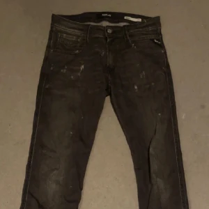 Unika replay anbass - Säljer dessa replay anbass som är en en lite mer ovanligare modell samt riktigt skönt matrial. Jag har även gjort riktigt feta egna slitningar på dom 🌟Dessa är riktigt snygga nu till hösten🍁