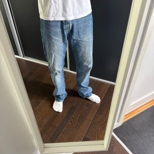 Levi's 501 ljusblå jeans W31 L32 - Levis 501 i storlek 31/32. Ser ut som slim fit men känns inte lika slim, stora sköna fickor. Använda ett fåtal gånger men säljer för det va inte min stil. Hör av dig om du vill köpa eller veta mer.