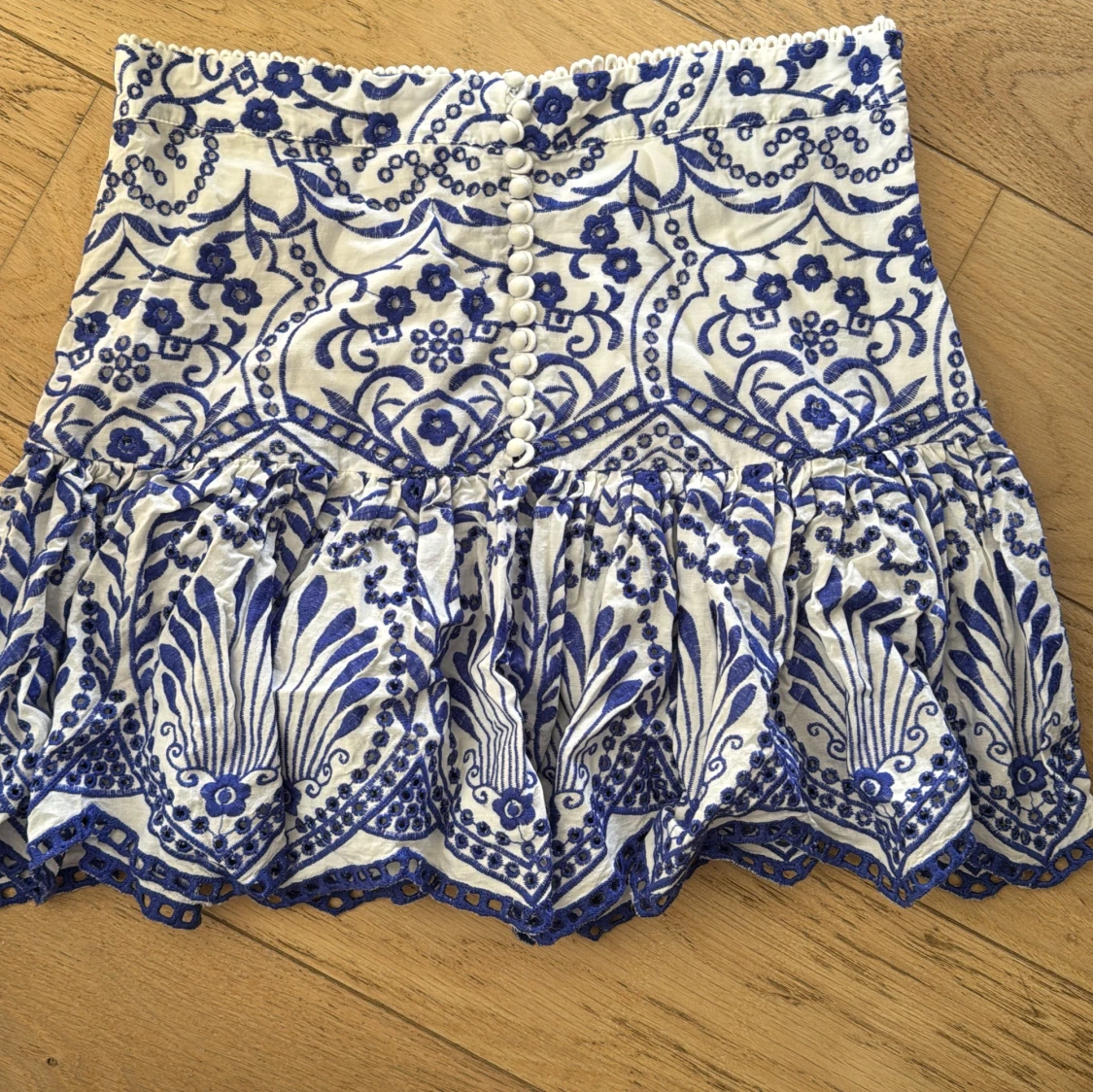 Vit och blå broderad kjol från Zara