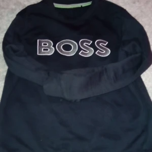 Hugo boss tröja - Bösta skickat den är som ny för att den är använd cirka tvp ggr. Köpt på nk för 1600 säljer för 500