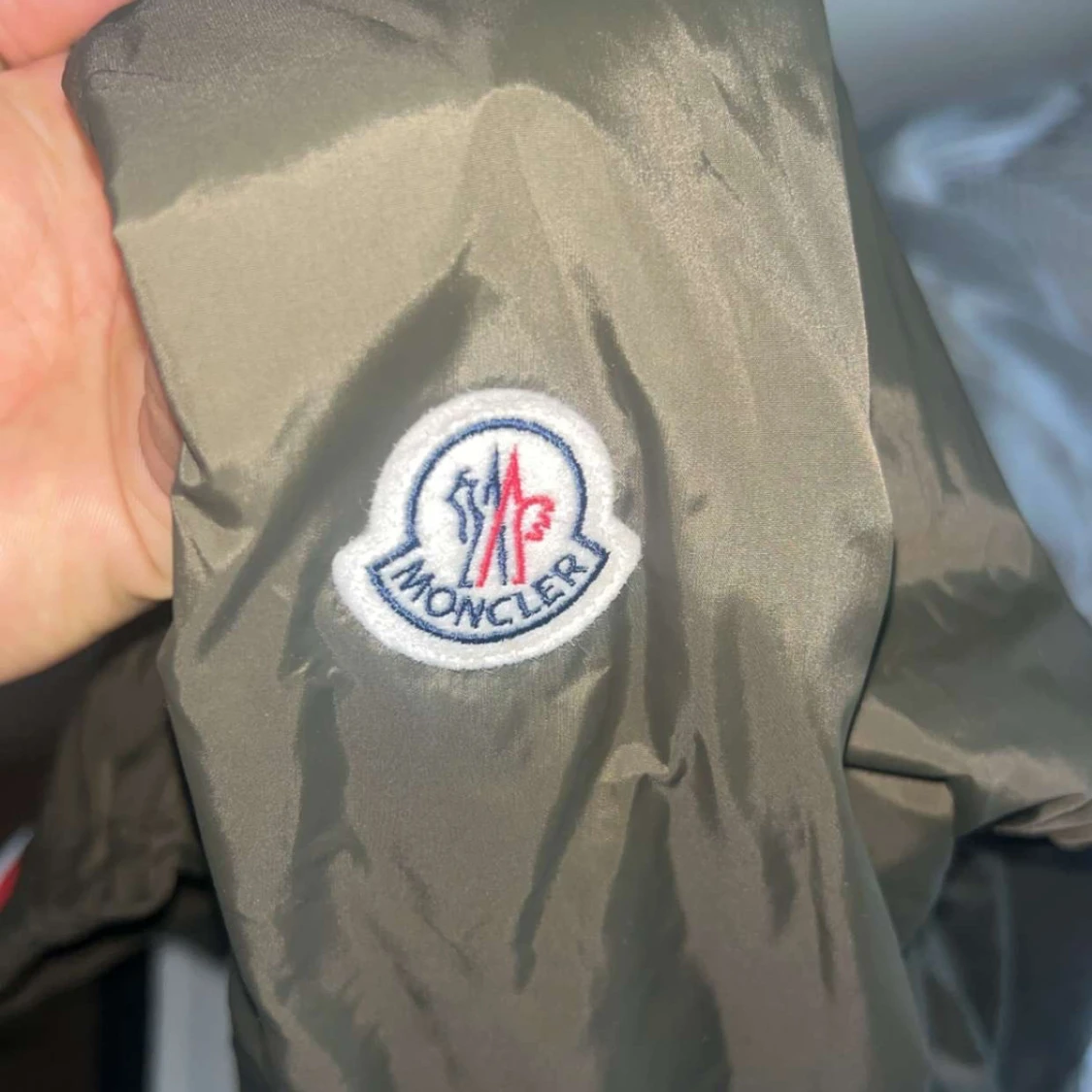 Olivgrön vindjacka från Moncler - 3