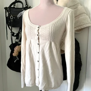 Söt cremevit kofta från Redoute - Cremevit babydoll kofta 💞