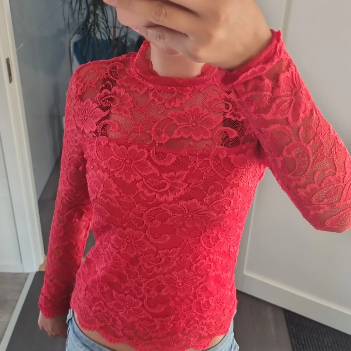 Röd spetsblus med öppen rygg - 1