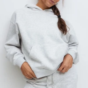 Ljusgrå hoodie från Gina Tricot - Supermjuk ljusgrå hoodie från Gina Tricot Basically Basics med klassisk känguruficka och huva. Oversized fit och ribbade muddar vid ärmslut och nederkant. Perfekt för chill dagar eller när du vill vara extra comfy. Ny kostar 360kr. Lite sliten men inga hål eller trasig