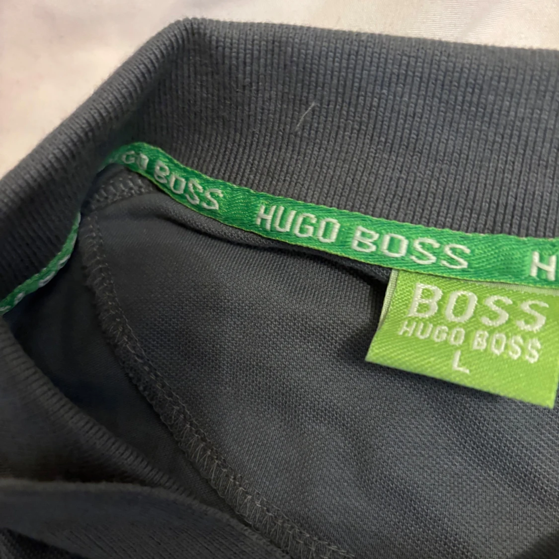 Grå pikétröja från Hugo Boss - 2