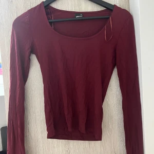 Vinröd långärmad topp  - en aldrig använd tröja som jag fick till present.