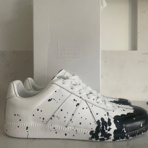 Maison Margiela Paint Splatter - Säljer dessa galet snygga Maison Margiela Paint Splatter i storlek 43🎨 Skorna är endast testade skick 10/10✅ Levereras komplett med box, dustbag, tags🤩Unik design med handmålat “paint-splatter”-mönster som gör varje par helt unikt🔥