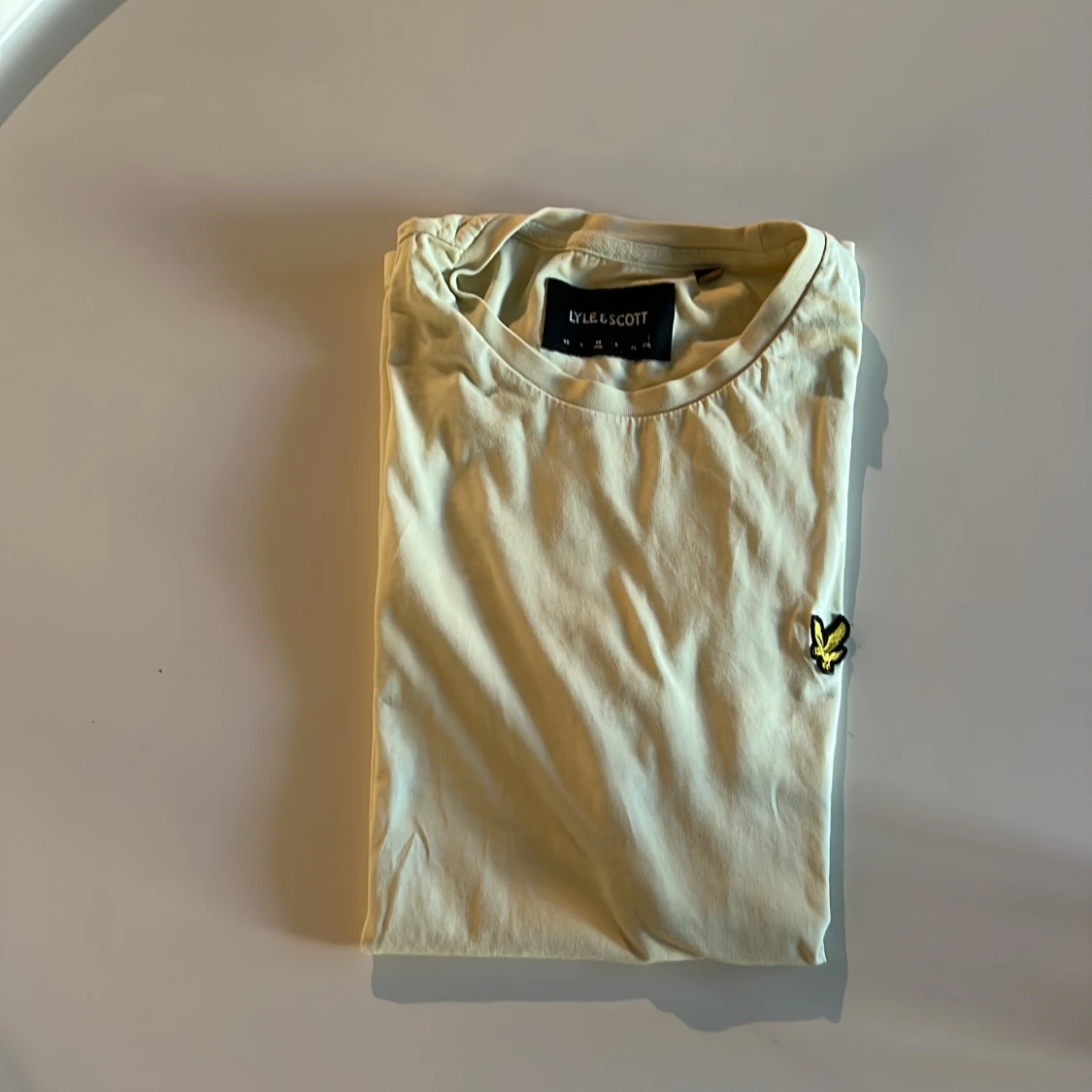 Ljusgul t-shirt från Lyle & Scott