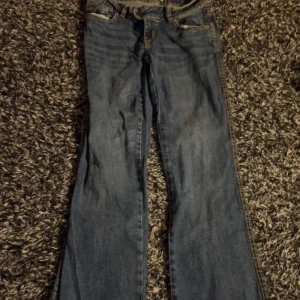 Blå bootcut jeans i storlek S - Snygga blå jeans från 157 i bootcut-modell. Klassisk femficksdesign, kontrastsömmar och normal passform. Jeansen är tillverkade i bomull och har en schysst tvättad look.