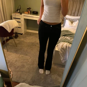 Svarta bootcut jeans med låg midja - Säljer ett par fina svarta jeans med låg midja och bootcut. Dom är nästan aldrig använda så dom är som nya!💗