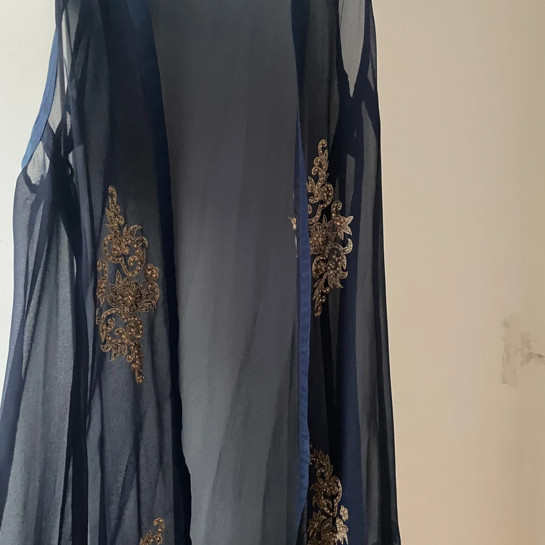 Mörkblå långklänning med guldiga broderier