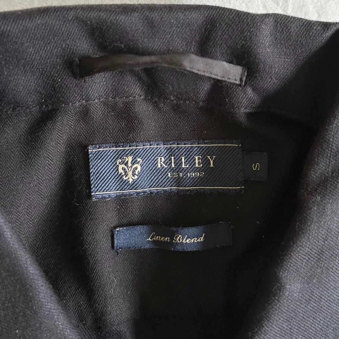 Svart overshirt från Riley i linneblandning - 3