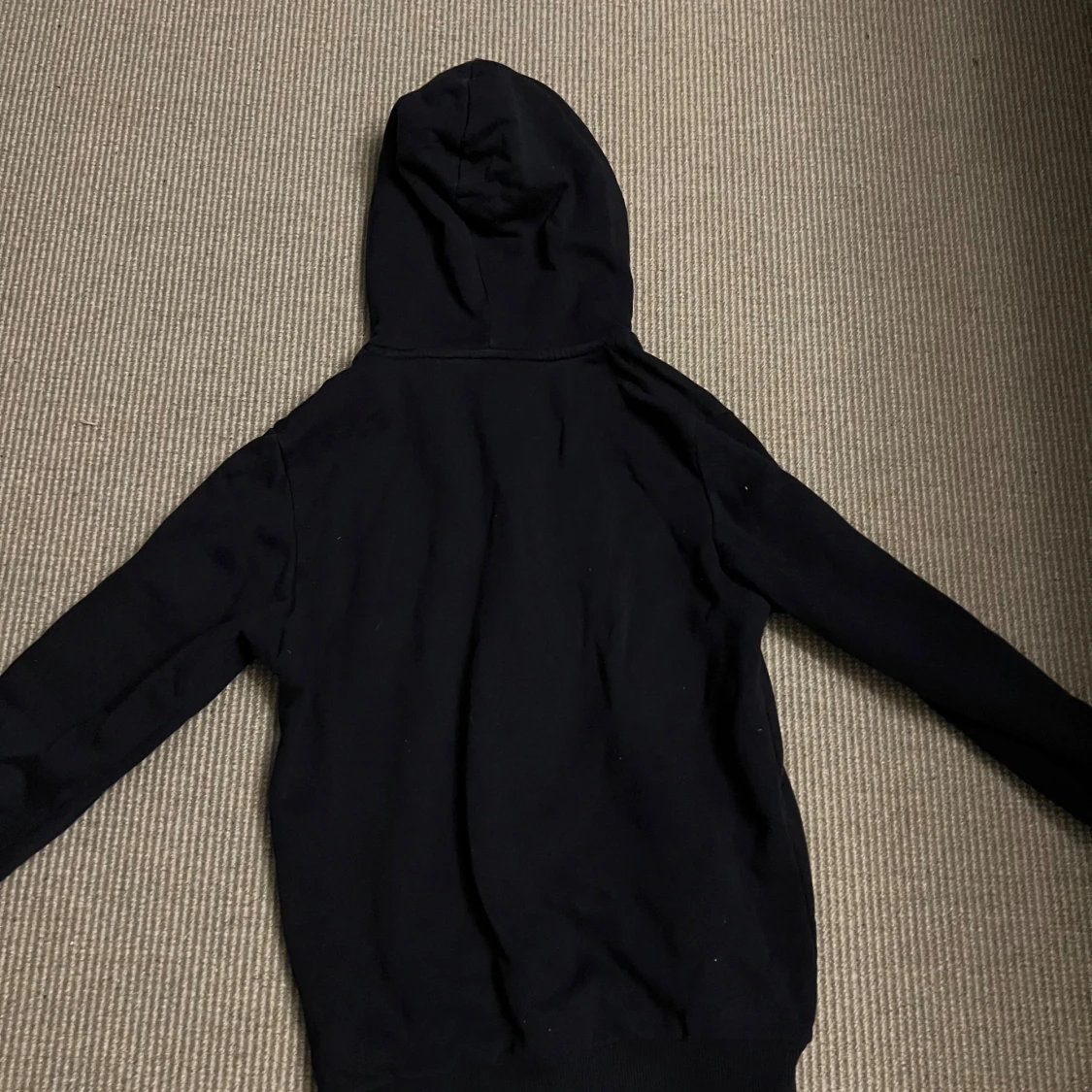 Marin blå hoodie från Les Deux med tryck - 1