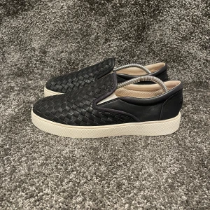 Bottega Veneta - ‼️VI TAR EJ BYTEN‼️Bottega Veneta Slip-Ons | Skick: 8/10 | Storlek 39 men sitter större 40/40,5 | ingår enbart skorna vid köp. | Fraktar inom 24H efter köp på köparens bekostnad 📦💨 | Hör av dig vid minsta fråga eller fundering 💭