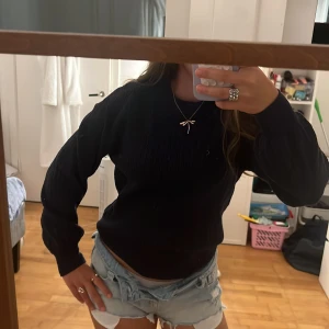 Mörkblå stickad tröja - Säljer en jättefin mörkblå stickad tröja, perfekt till hösten då den är varm och snygg😍storlek 170(xs)💞Den är knappt använd!