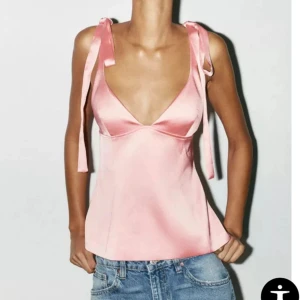 Zara topp - Säljer denna rosa topp från zara, använd 1 gång!