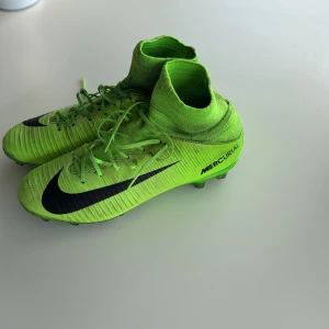 Nike Mercurial gröna fotbollsskor - Säljer ett par grymma Nike Mercurial fotbollsskor i storlek 40