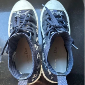 Dior sneakers - Säljer mina dior sneakers i gott skick, köpta från Vestiaire Collective 💙priset kan diskuteras